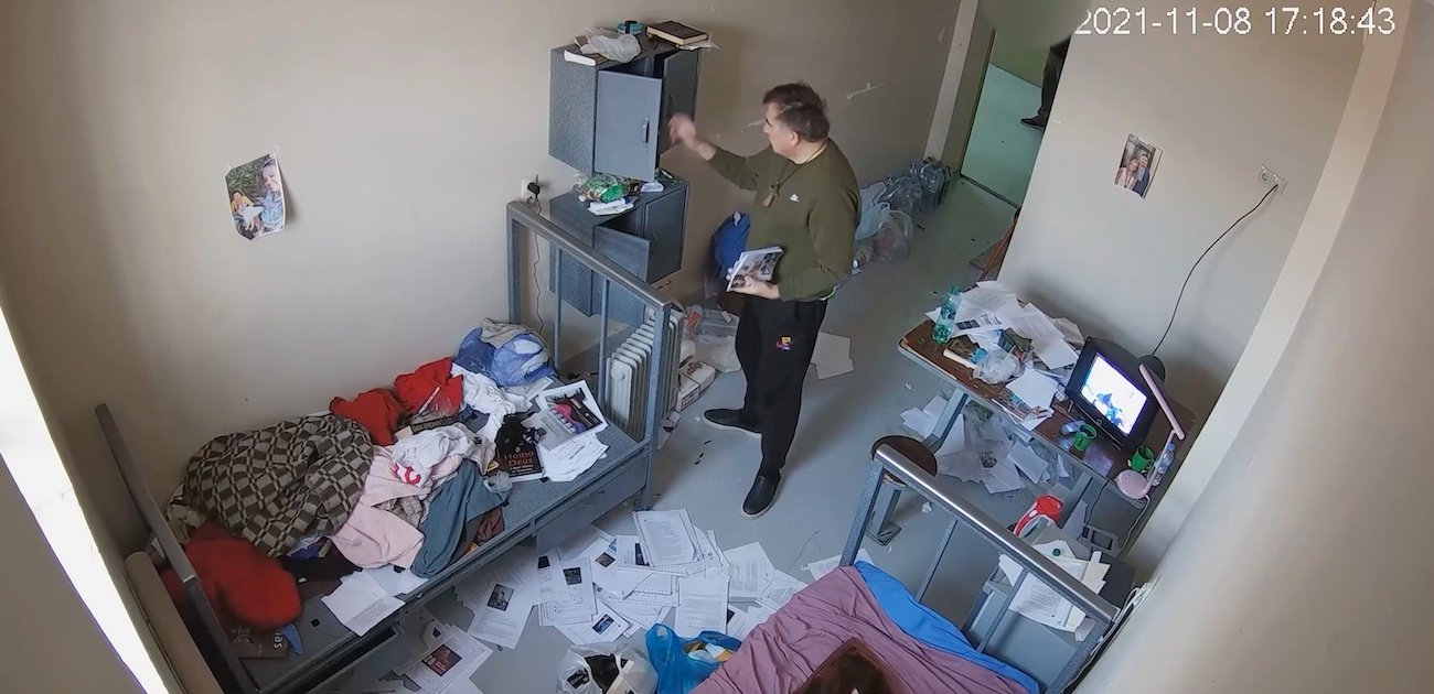 Վրաստանի իշխանությունները ցույց են տվել, թե ինչպես է Սաակաշվիլին գնում հիվանդանոց․ տեսանյութ
