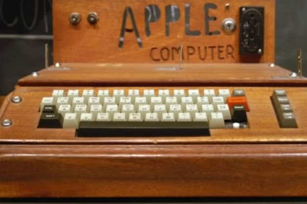 Apple-ի՝ փայտե ստեղնաշարով առաջին համակարգիչներից մեկն աճուրդի է հանվել