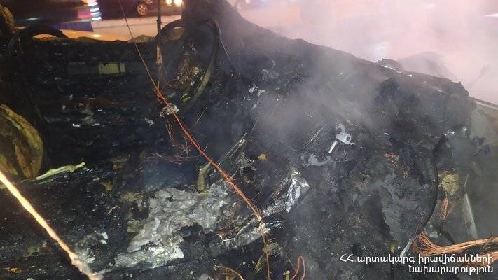 Երևանում Range Rover-ը հրդեհվել է և վերածվել մոխրակույտի․ ԱԻՆ