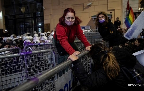 Թուրքիայում արցունքաբեր գազ են կիրառել բողոքի երթին մասնակցած կանանց նկատմամբ