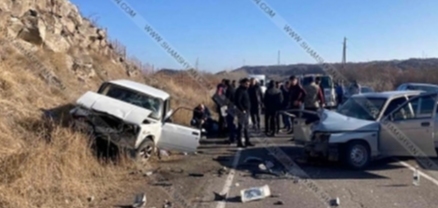 Բախվել են ВАЗ 2107–ն ու Lada-ն. 1 հոգի տեղում մահացել է, կա 2 վիրավոր. shamshyan.com