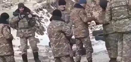 Հայ զինվորականները գերեվարում են ադրբեջանցիների