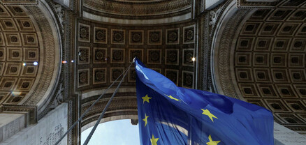 Փարիզում սկանդալից հետո հանել են Հաղթական կամարի տակ կախված ԵՄ դրոշը