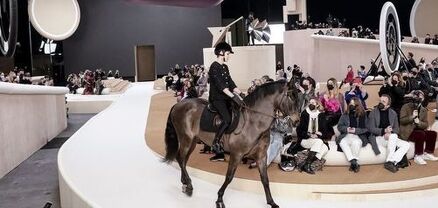 Փարիզում Chanel-ի ցուցադրությանը ձի են դուրս բերել բեմահարթակ