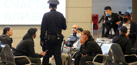 Մոսկվայի օդանավակայանում ոստիկանները ձերբակալել են մի ուղևորի՝ դիմակ կրելուց հրաժարվելու պատճառով