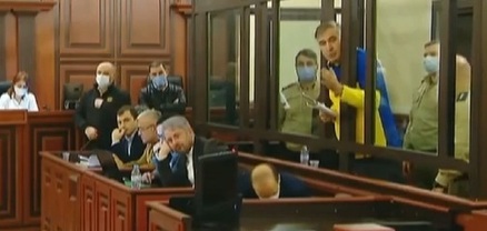 Սաակաշվիլին դատարանի դահլիճում երգել է Ուկրաինայի օրհներգը և ծածկվել այդ երկրի դրոշով