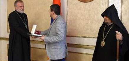 Արցախի նախագահը «Մեսրոպ Մաշտոց» շքանշան է հանձնել Մարտակերտի հոգևոր հովվին