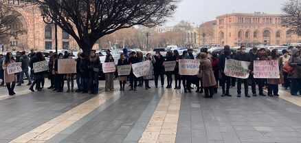 Քիմիկոսները բողոքի ակցիա են իրականացնում Կառավարության դիմաց