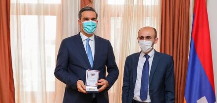 Արտակ Բեգլարյանն ընդունել և պարգևատրել է Հայաստանի մարդու իրավունքների պաշտպանին