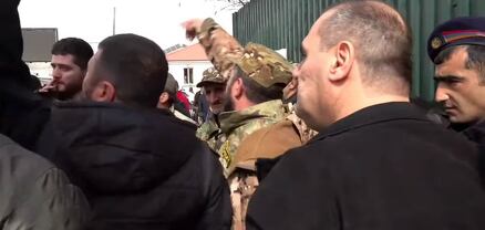 Ով թուրքի հետ ուզում է բարեկամանալ, պիղծ է․ պատերազմի մասնակցիները փակել են Զվարթնոցի ճանապարհը