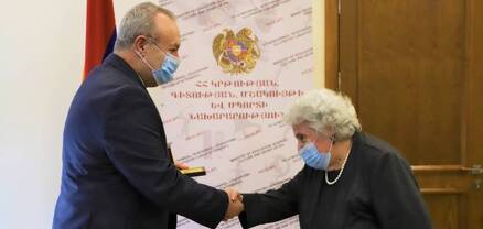 Վահրամ Դումանյանը ԵԿՊԿ պրոֆեսոր Ալինա Փահլևանյանին պարգևատրել է գերատեսչության Ոսկե մեդալով