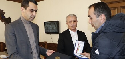 Գեղարքունիքի մարզպետը զոհված կամավորականների հարազատներին է հանձնել նրանց շնորհված մեդալները