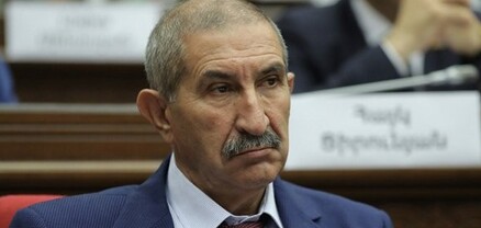Գագիկ Մելքոնյանը մի կերպ է կարդում իր ելույթը