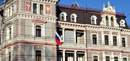 Ռիգայում ՌԴ դեսպանատանը պարտավորեցրել են փոխել հասցեի ցուցանակը