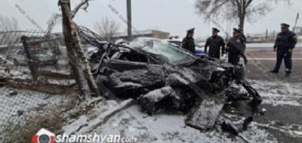 Mazda 6-ը տապալել է երկաթե էլեկտրասյունը, տաղավարն ու հայտնվել մայթին