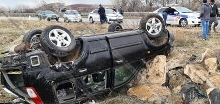 Nissan X-Trail-ը, մի քանի պտույտ գլորվելով, բախվել է քարերին ու գլխիվայր շրջվել. կան վիրավորներ