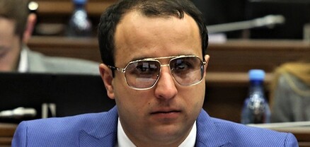 Թավշյա հեքիաթ՝ ծուռ հայելիների հանրապետության մասին