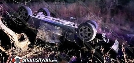 Արարատի մարզում Mercedes-ը, մի քանի պտույտ շրջվելով, գլխիվայր հայտնվել է դաշտում
