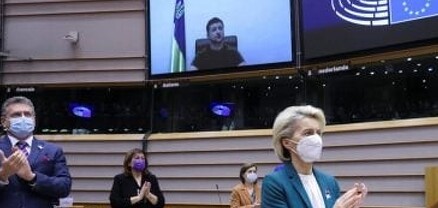 Եվրախորհրդարանում Զելենսկուն դիմավորել են հոտնկայս և բուռն ծափերով. տեսանյութ