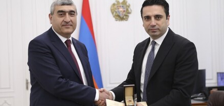 Ալեն Սիմոնյանը հուշամեդալով է պարգևատրել ԱԺ պատգամավոր Շիրակ Թորոսյանին