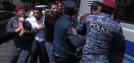 Ոստիկանությունը, բիրտ ուժ կիրառելով, բերման է ենթարկում քաղաքացիներին