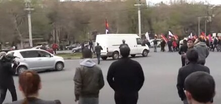 Բախում՝ Ֆրանսիայի հրապարակում․ մի խումբ քաղաքացիներ թույլ չտվեցին ԱԺԲ ներկայացուցիչներին մոտենալ Արցախի դրոշին