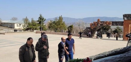 Արցախի անվտանգության խորհրդի աշխատակիցները հարգանքի տուրք են մատուցել Ապրիլյան պատերազմի զոհերի հիշատակին