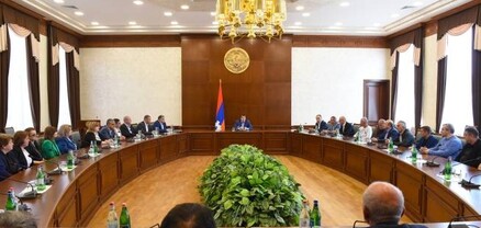 Արայիկ Հարությունյանը հանդիպել է Ստեփանակերտի քաղաքապետարանի աշխատակազմի պատասխանատուների հետ