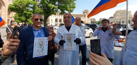 Սա է մեր երկրի դեմքը. Փաշինյանի ծաղրանկարով բողոքի ակցիա՝ Կառավարության շենքի մոտ