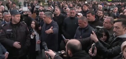 Ոստիկանությունը փորձում է հեռացնել վրանը