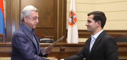 Սերժ Սարգսյանը դիպլոմներ է հանձնել