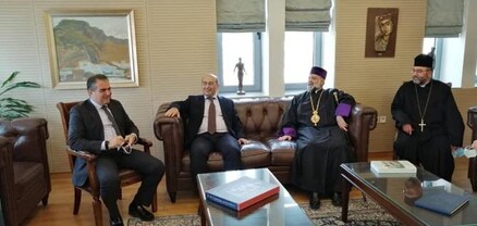 Դեսպան Տիգրան Մկրտչյանը հանդիպել է Կալամատայի քաղաքապետի և հայ համայնքի ներկայացուցիչների հետ