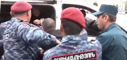 Վահագն Չախալյանին բերետավորները բերման ենթարկեցին զինամթերք պահելու կասկածանքով