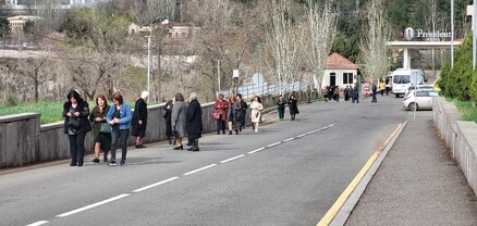 Զոհվածների հարազատների անձնագրերն ու հեռախոսները հավաքել են, նոր են ներս թողել
