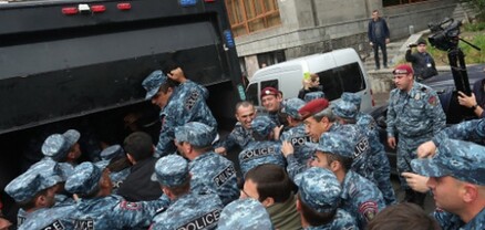 Քաղաքացին ձերբակալվել է Երևանի քաղաքապետարանի մոտ ոստիկանների նկատմամբ բռնություն գործադրելու կասկածանքով