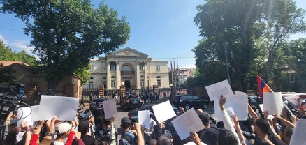 Ընդդիմադիրները ակցիա են իրականացնում նախագահական նստավայրի մոտ