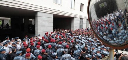 Միրզոյանը ցուցում է տվել, որ ԱԳՆ աշխատակիցներին նկուղային մուտքով դուրս բերեն շենքից․ Հրապարակ
