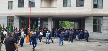 Ցուցարարները շրջափակել են ոստիկաններին