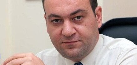 Արցախի դրոշը մեքենային փակցնելու համար արդարադատության նախարարության աշխատակցին ստիպում են ազատման դիմում գրել. Բաբայան