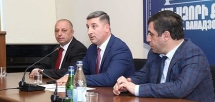 Գնել Սանոսյանը ներկայացրել է Վանաձոր համայնքի ղեկավարի պաշտոնակատար Արկադի Փելեշյանին