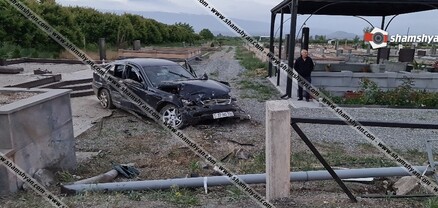 Արմավիրում վարորդը Mercedes-ով բախվել է նստարանին, տապալել էլեկտրասյունը. shamshyan.com