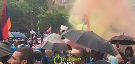 Մատենադարանի մոտ հավաքված ցուցարարները վարչապետի ավտոշարասյանն ընդունեցին «Նիկո՛լ, դավաճան» վանկարկումներով