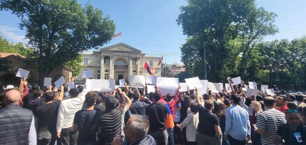 Արա՜, ա՛յ սպիտակ մազերով, անունդ ի՞նչ էր. ցուցարարները շրջափակել են նախագահական նստավայրը