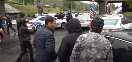 Ոստիկանները կանգնեցնում են ավտոերթի մասնակիցների մեքենաները, ստուգում ու բերման ենթարկում բոլոր վարորդներին