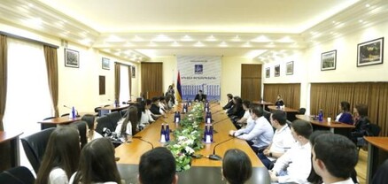 Քաղաքապետ Հրաչյա Սարգսյանը հյուրընկալել է Երևանի ավագ դպրոցների սաներին
