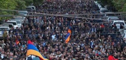 «Դիմադրության» շարժման մասնակիցները երթով շարժվում են Ֆրանսիայի հրապարակ
