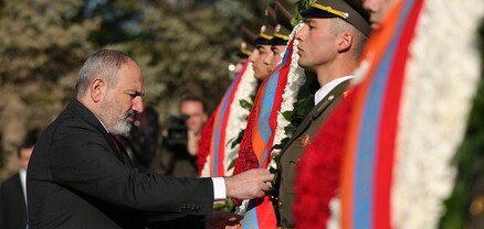 Փաշինյանը Եռաբլուրում հարգանքի տուրք է մատուցել հանուն հայրենիքի կյանքը զոհաբերած հերոսների հիշատակին (լուսանկարներ)