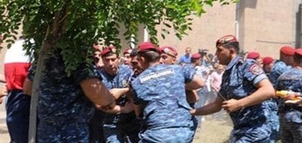 Քաղաքացուն տապալել էին հատակին և 9 ոստիկան ոտքերը դրել վրան․ Բաբայան