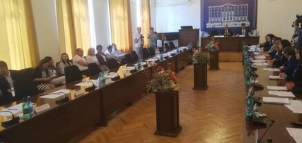 Վանաձորի ավագանու արտահերթ նիստը կրկին տապալվեց. պատճառը քվորումի բացակայությունն էր. Հրապարակ