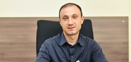 Այդ միջոցառումը պիտի սկսվեր նախկին ռեկտորի հիշատակին հարգանքի տուրք մատուցելով․ Վահե Հովհաննիսյան